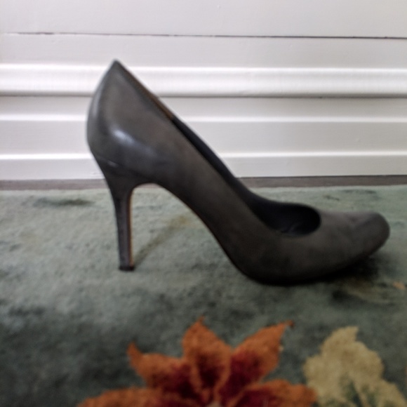 Max Studio gray heels. - Picture 3 of 5